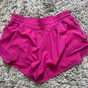 lululemon low rise hotty hots 2.5” sz 6 !!!!